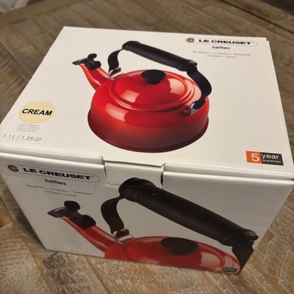 Le Creuset Demi Kettle - Cream (NEW IN BOX) - Picture 2 of 5